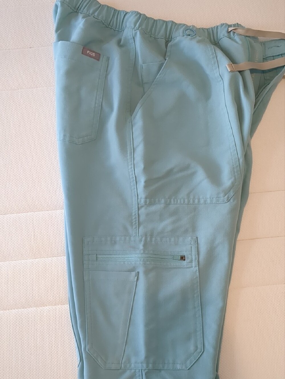 Figs Men’s Teal Medical Scrub Set - V-Neck Top & Drawstring Pants - Picture 7 of 7